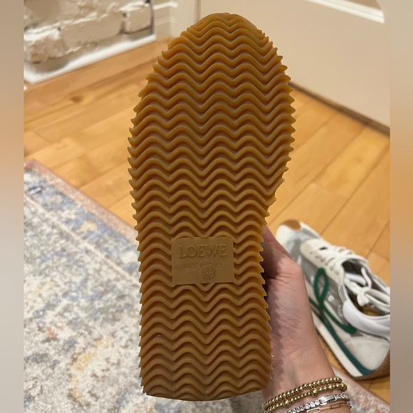 ❗️SOLD❗️Loewe Flow Runner 38 - Picture 3 of 5